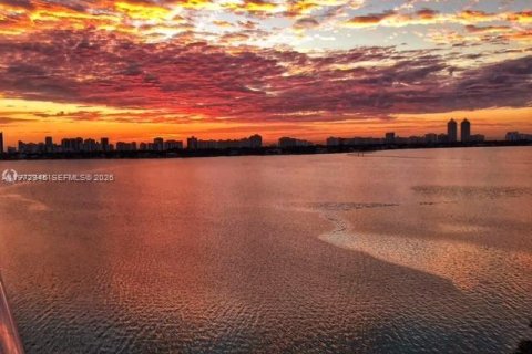 Condo in North Bay Village, Florida, 2 bedrooms  № 2041193 - photo 29