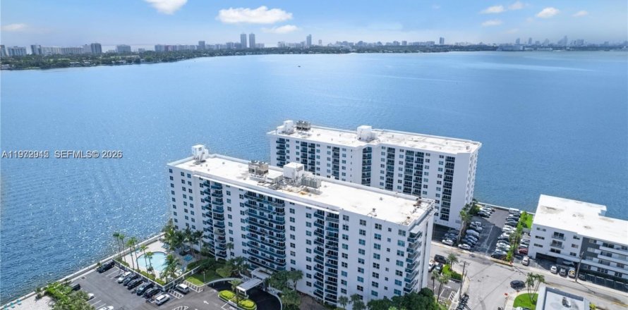 Condo in North Bay Village, Florida, 2 bedrooms  № 2041193