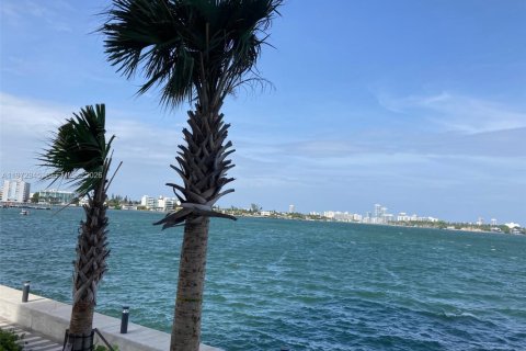 Condo in North Bay Village, Florida, 2 bedrooms  № 2041193 - photo 23