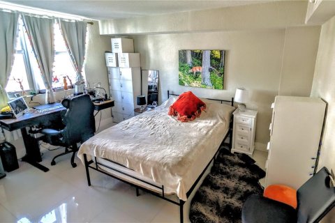 Condo in North Bay Village, Florida, 2 bedrooms  № 2041193 - photo 11