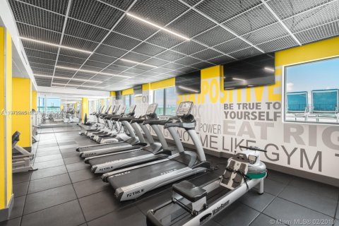 Condo in North Bay Village, Florida, 2 bedrooms  № 2041193 - photo 14