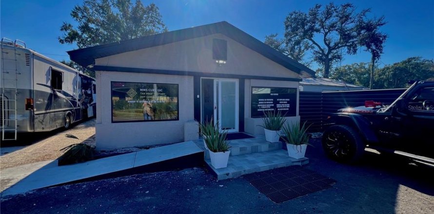 Commercial property in Tampa, Florida 89.74 sq.m. № 2139990