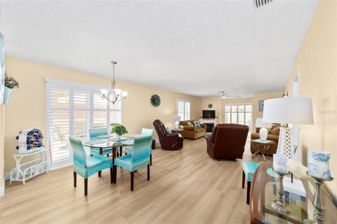 Villa ou maison à vendre à Lady Lake, Floride: 2 chambres, 117.8 m2 № 2219540 - photo 6