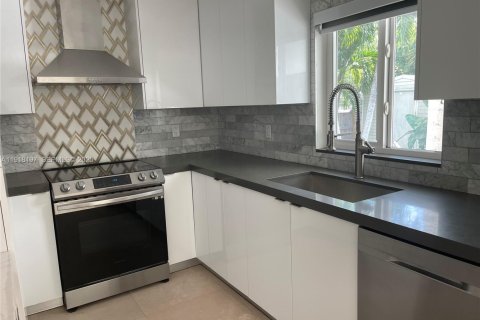 Villa ou maison à louer à Fort Lauderdale, Floride: 4 chambres, 110.93 m2 № 1982805 - photo 3