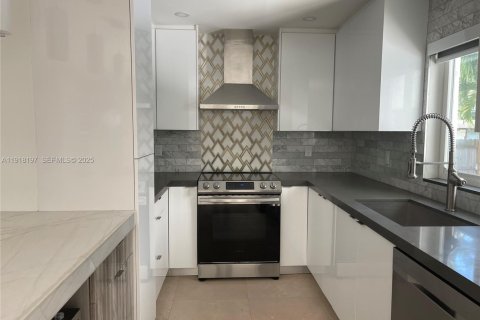 Villa ou maison à louer à Fort Lauderdale, Floride: 4 chambres, 110.93 m2 № 1982805 - photo 4