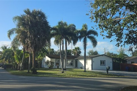 Villa ou maison à louer à Fort Lauderdale, Floride: 4 chambres, 110.93 m2 № 1982805 - photo 1