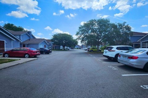 House in Davenport, Florida 4 bedrooms, 162.39 sq.m. № 2026928 - photo 21