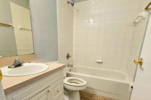 House in Davenport, Florida 4 bedrooms, 162.39 sq.m. № 2026928 - photo 13