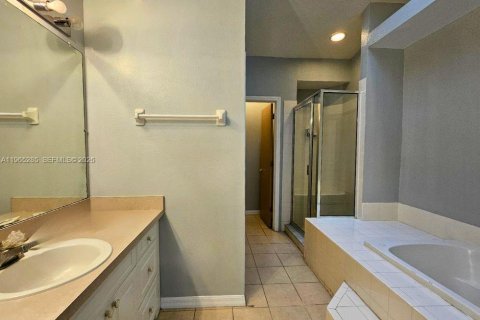 House in Davenport, Florida 4 bedrooms, 162.39 sq.m. № 2026928 - photo 16