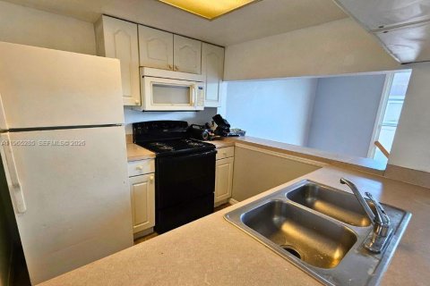 House in Davenport, Florida 4 bedrooms, 162.39 sq.m. № 2026928 - photo 8