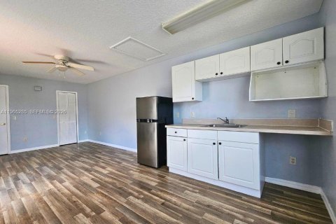 House in Davenport, Florida 4 bedrooms, 162.39 sq.m. № 2026928 - photo 18