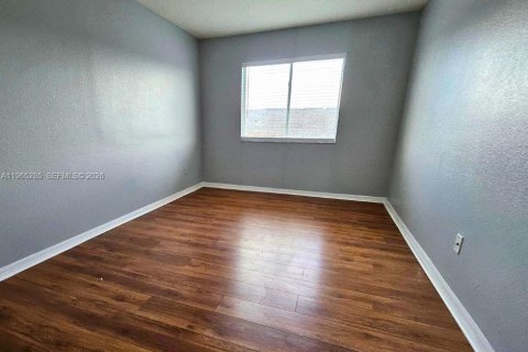 House in Davenport, Florida 4 bedrooms, 162.39 sq.m. № 2026928 - photo 12