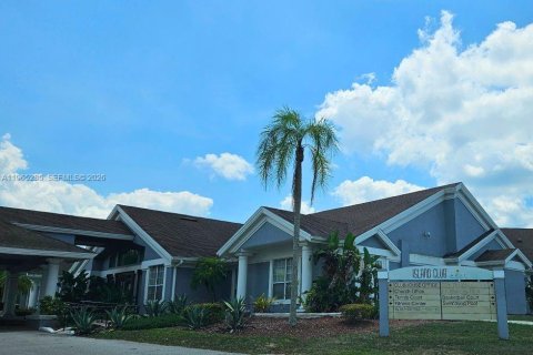 House in Davenport, Florida 4 bedrooms, 162.39 sq.m. № 2026928 - photo 25