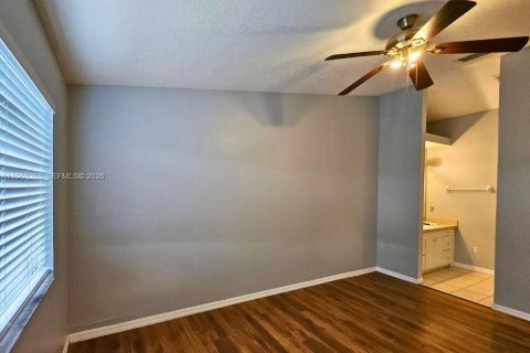 House in Davenport, Florida 4 bedrooms, 162.39 sq.m. № 2026928 - photo 14