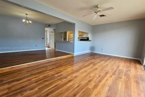 House in Davenport, Florida 4 bedrooms, 162.39 sq.m. № 2026928 - photo 5