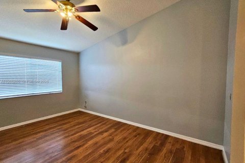 House in Davenport, Florida 4 bedrooms, 162.39 sq.m. № 2026928 - photo 15