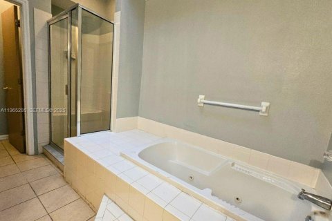 House in Davenport, Florida 4 bedrooms, 162.39 sq.m. № 2026928 - photo 17