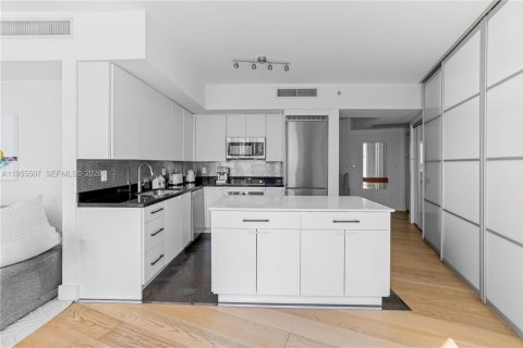 Condo in Miami, Florida, 3 bedrooms  № 2020624 - photo 11