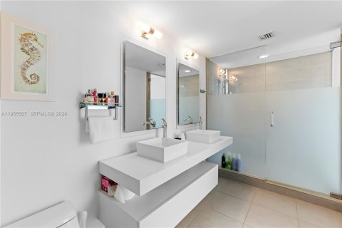 Condo in Miami, Florida, 3 bedrooms  № 2020624 - photo 18