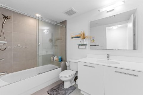 Condo in Miami, Florida, 3 bedrooms  № 2020624 - photo 21