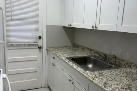Condominio en alquiler en North Miami, Florida, 1 dormitorio, 57.32 m2 № 2027117 - foto 3