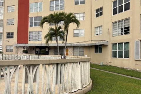 Condominio en North Miami, Florida, 1 dormitorio  № 2027117