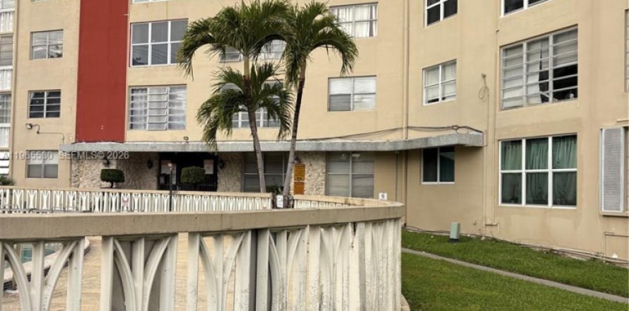 Condominio en North Miami, Florida, 1 dormitorio  № 2027117