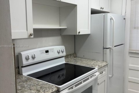 Condominio en alquiler en North Miami, Florida, 1 dormitorio, 57.32 m2 № 2027117 - foto 2
