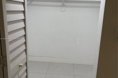 Condominio en alquiler en North Miami, Florida, 1 dormitorio, 57.32 m2 № 2027117 - foto 9