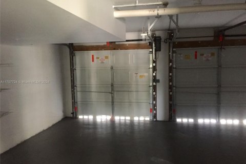 House in Aventura, Florida 3 bedrooms, 165.83 sq.m. № 1942814 - photo 17