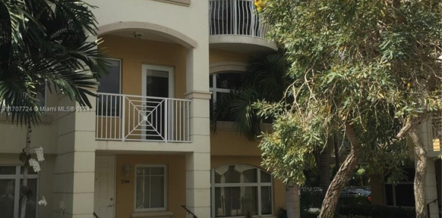 House in Aventura, Florida 3 bedrooms, 165.83 sq.m. № 1942814