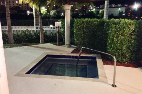 House in Aventura, Florida 3 bedrooms, 165.83 sq.m. № 1942814 - photo 19