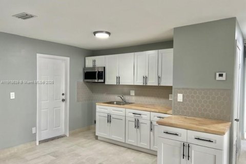 Casa en alquiler en Fort Lauderdale, Florida, 3 dormitorios, 92.16 m2 № 2017095 - foto 2