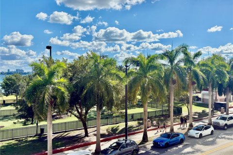 Condominio en venta en Miami, Florida, 1 dormitorio, 80.82 m2 № 2005322 - foto 18