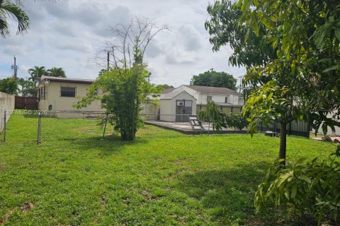House in Miami, Florida 4 bedrooms, 147.53 sq.m. № 2024844 - photo 25