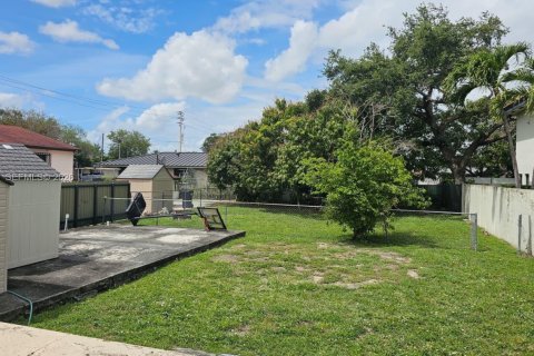 House in Miami, Florida 4 bedrooms, 147.53 sq.m. № 2024844 - photo 26