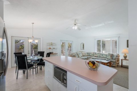 House in Holmes Beach, Florida 3 bedrooms, 115.94 sq.m. № 2156566 - photo 11