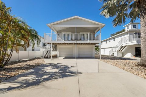 House in Holmes Beach, Florida 3 bedrooms, 115.94 sq.m. № 2156566