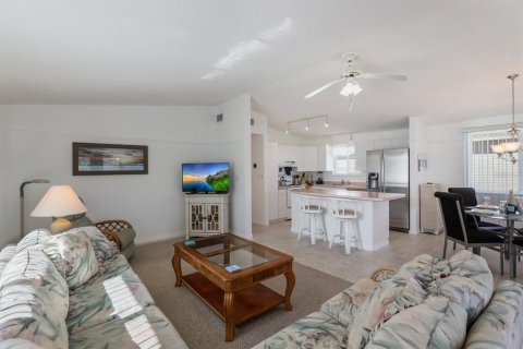 House in Holmes Beach, Florida 3 bedrooms, 115.94 sq.m. № 2156566 - photo 5