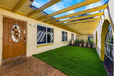 Commercial property in Coral Springs, Florida 362.6 sq.m. № 1975841 - photo 3