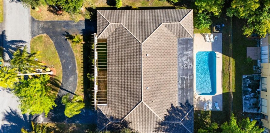 Commercial property in Coral Springs, Florida 362.6 sq.m. № 1975841