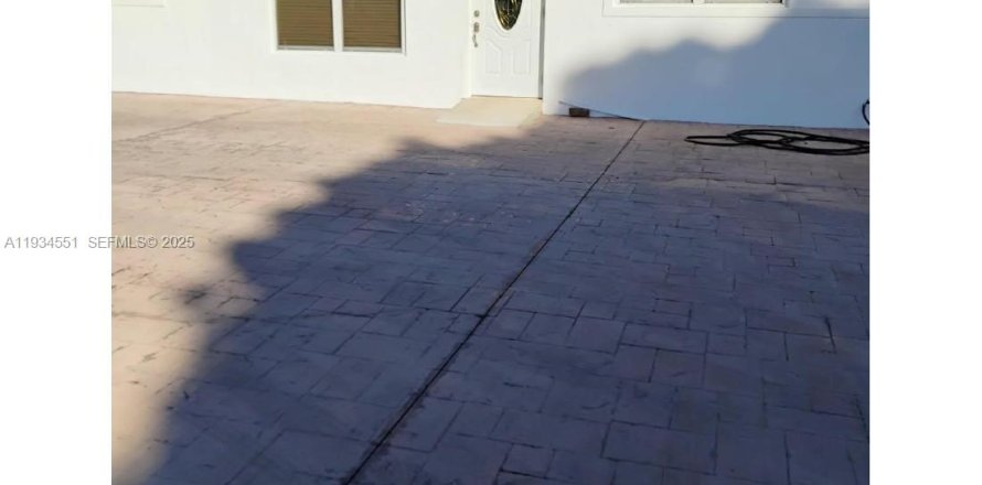 Villa ou maison à Opa-locka, Floride 3 chambres № 1994466