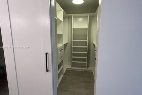 Condo in Miami, Florida, 2 bedrooms № 2392889 - photo 11