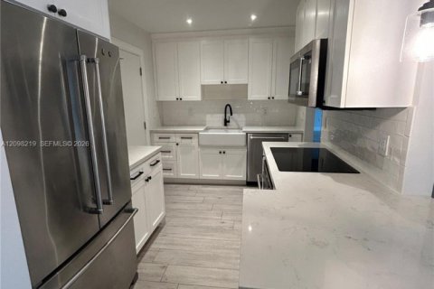 Condo in Miami, Florida, 2 bedrooms № 2392889 - photo 6