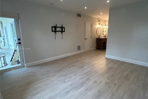 Condo in Miami, Florida, 2 bedrooms № 2392889 - photo 7