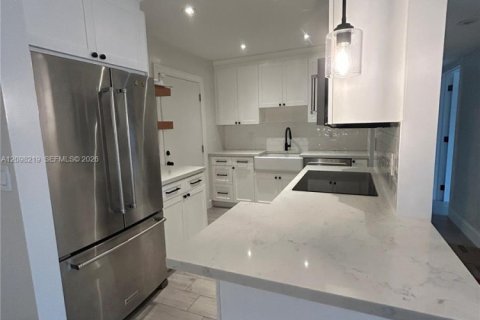 Condo in Miami, Florida, 2 bedrooms № 2392889 - photo 5