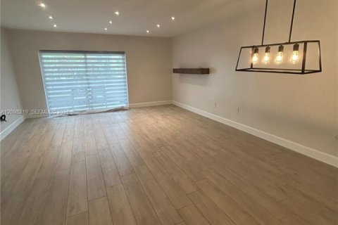 Condo in Miami, Florida, 2 bedrooms № 2392889 - photo 3