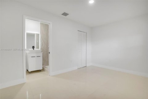 House in Miami, Florida 3 bedrooms, 89.19 sq.m. № 2025904 - photo 15