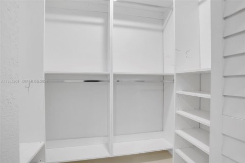 House in Miami, Florida 3 bedrooms, 89.19 sq.m. № 2025904 - photo 24