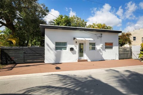 House in Miami, Florida 3 bedrooms, 89.19 sq.m. № 2025904 - photo 2